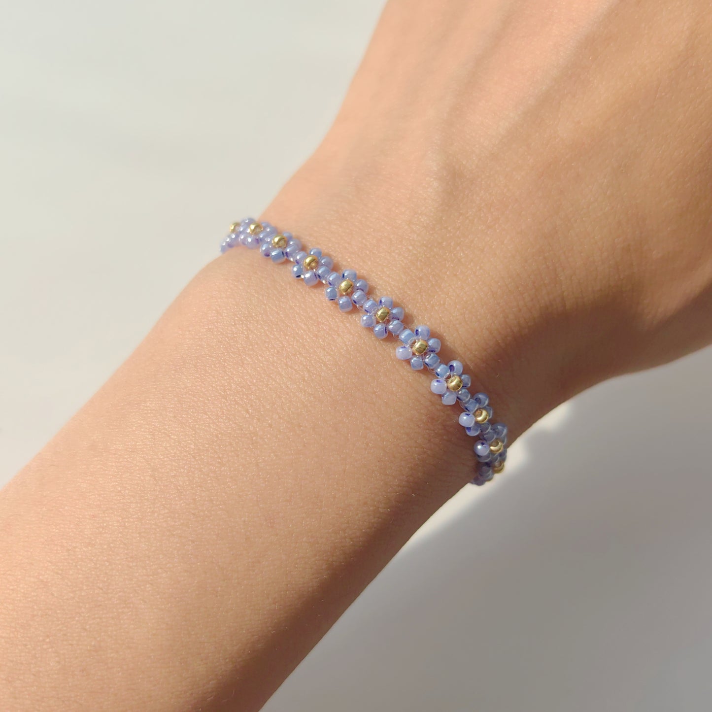 blue-daisy-beaded-bracelet-worn-on-wrist